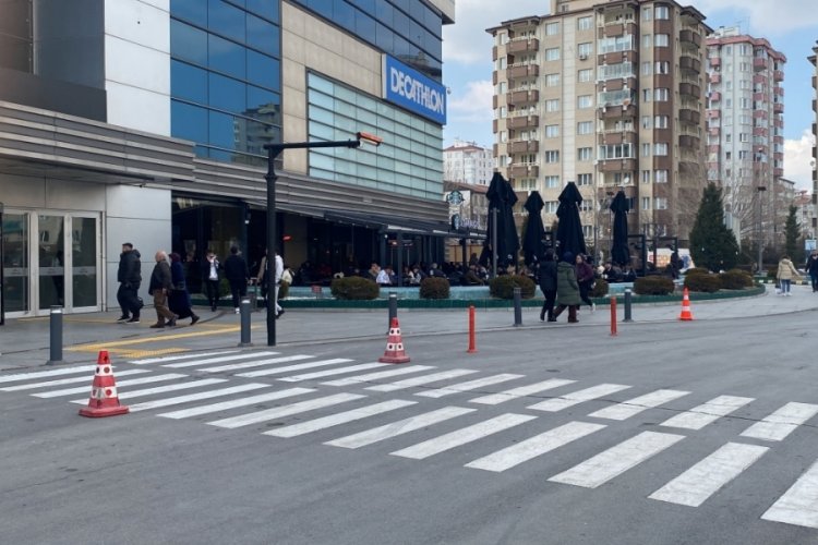 Kayseri'de asfaltın depremde yarıldığı iddia edildi