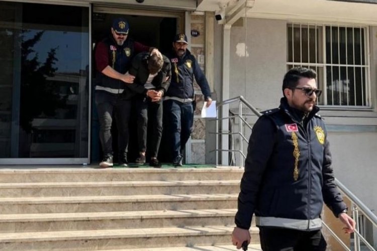 Polis g&ouml;r&uuml;n&uuml;ml&uuml; dolandırıcı su&ccedil;&uuml;st&uuml; yakalandı