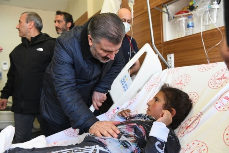 Bakan Koca, Adıyaman'da tedavi g&ouml;ren depremzedeleri ziyaret etti