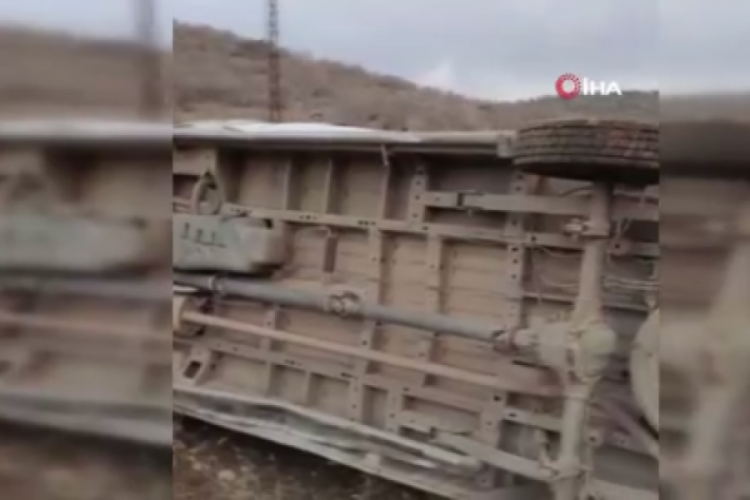 Mardin'de &ouml;ğrenci servis devrildi: 14 yaralı