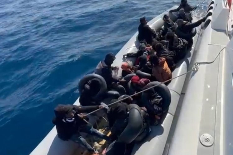 İzmir a&ccedil;ıklarında 30 g&ouml;&ccedil;men kurtarıldı