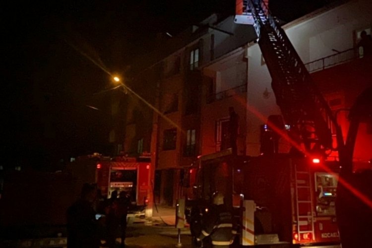 Kocaeli Darıca'da &ccedil;atı yangını korkuttu