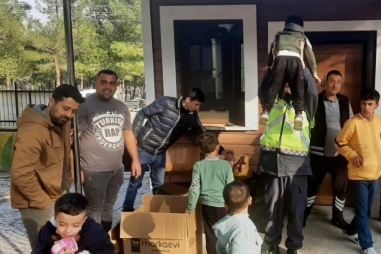 Manisa'da deprem mağduru vatandaşlara jandarmadan moral