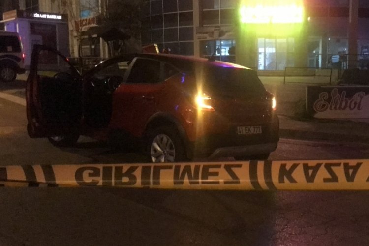 Kocaeli'nde bir şahıs silahla vurulduktan sonra arabasına binip ka&ccedil;tı