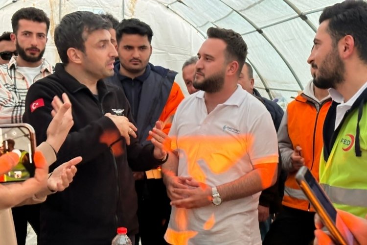 Sel&ccedil;uk Bayraktar Hatay'da g&ouml;n&uuml;ll&uuml;leri ziyaret etti