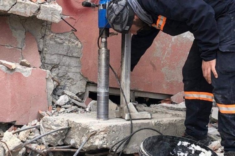 Betonda b&uuml;y&uuml;k taşlar binaların &ccedil;&ouml;kmesine neden oldu