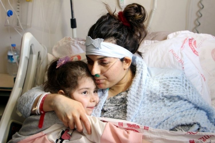 Anne ve kızı depremden 17 g&uuml;n sonra hastanede buluştu