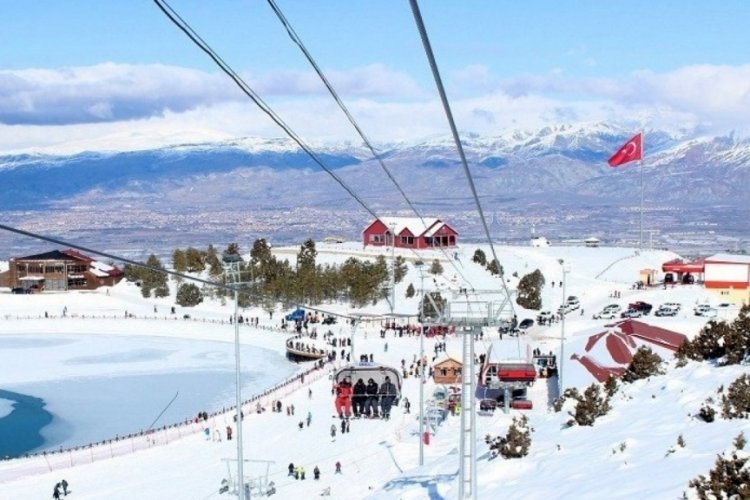 Deprem nedeniyle kapanan kayak merkezi yeniden a&ccedil;ıldı