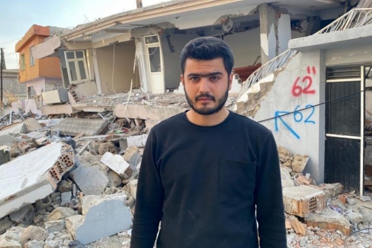 Kendi evinden sağ &ccedil;ıktı, ailesini kurtarmak i&ccedil;in girdiği evin enkazında kaldı