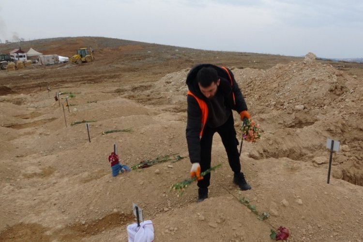 Depremde kayan iki dağın altında kalan 48 kişi yaşamını yitirdi