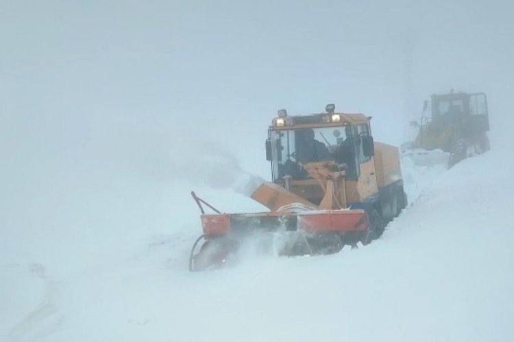 Van'da askeri &uuml;s b&ouml;lgesinin kardan kapanan yolu a&ccedil;ıldı