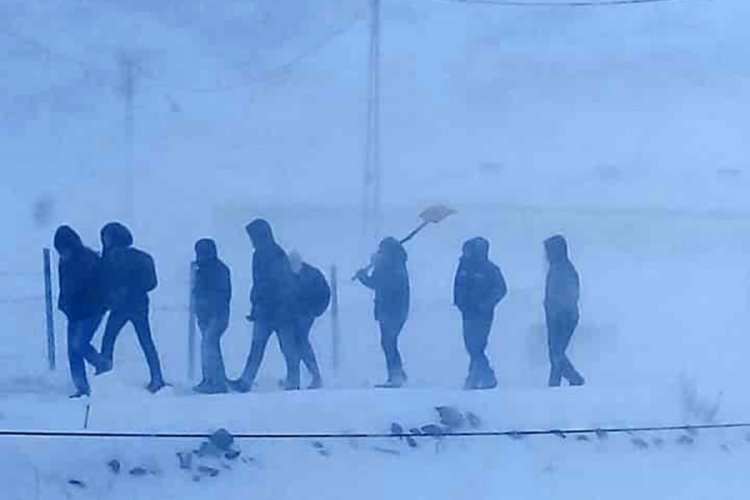 Ardahan'da &ouml;ğrenci servisi yolda mahsur kaldı