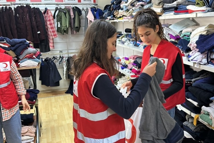 Depremi yaşayan kız kardeşler afetzedelere umut oldu