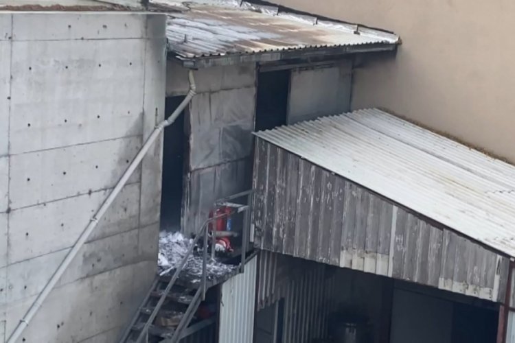 İstanbul'da kozmetik fabrikasının deposunda yangın &ccedil;ıktı