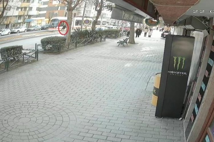 Eskişehir'de 78 yaşındaki kadına tramvay &ccedil;arptı