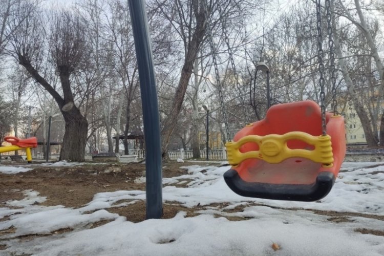 Depremden sonra parklar &ccedil;ocuksuz kaldı