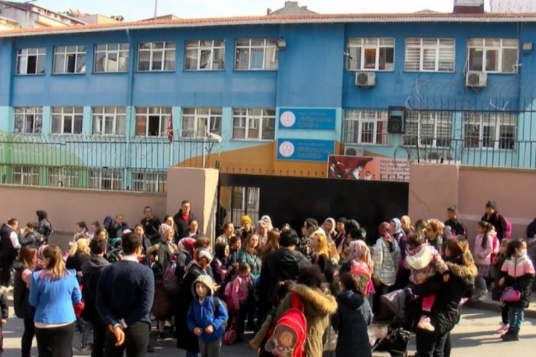 İstanbul'da velilerden okul &ouml;n&uuml;nde eylem