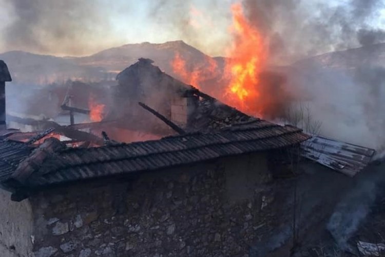 Denizli'de bir ev alev alev yandı