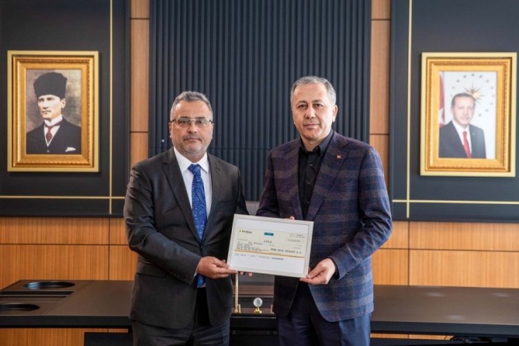 THY, 2 milyar TL'lik yardımı Vali Yerlikaya'ya teslim etti