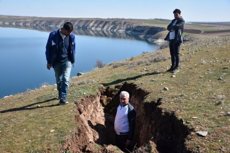 Fırat Nehri kıyısında yarıklar oluşturdu