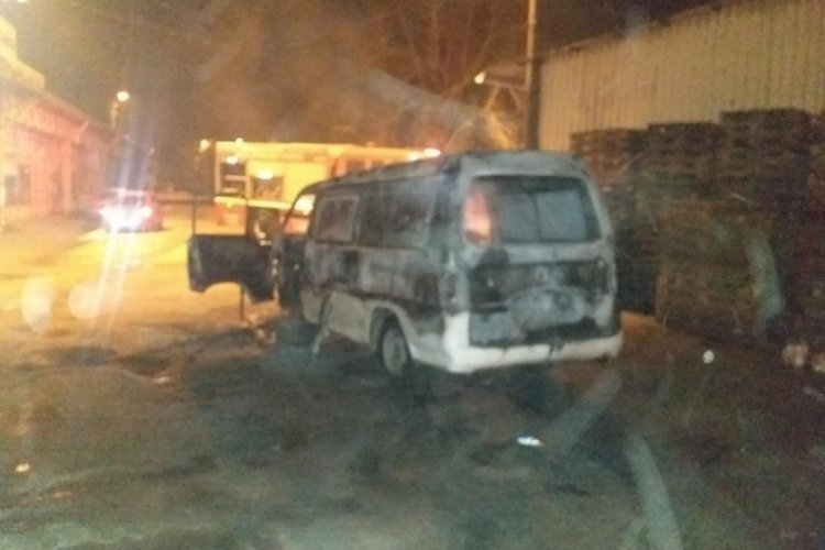 Bursa'da minib&uuml;s alev alev yanıp k&uuml;le d&ouml;nd&uuml;!