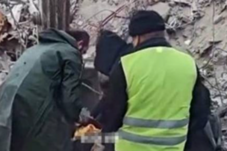 Enkaz altından &ccedil;ıkarılan 78 kilo altının sahibi bulundu