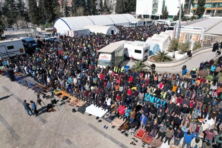Kahramanmaraş'ta depremde &ouml;lenler i&ccedil;in eller semaya a&ccedil;ıldı