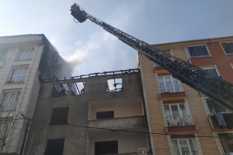 İstanbul'da metruk bir binada &ccedil;ıkan yangın yanındaki 3 binaya sı&ccedil;radı