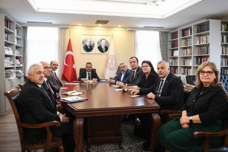 T&uuml;rk Eğitim-Sen deprem b&ouml;lgesine y&ouml;nelik &ouml;nerileri Bakan &Ouml;zer'e sundu