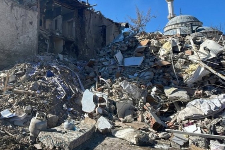 Malatya'da kaldıkları okulun eşyalarını kullanan sağlık&ccedil;ılardan duygulandıran not