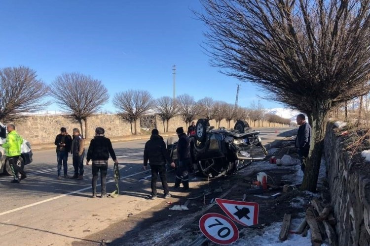 Elazığ ağaca &ccedil;arpan hafif ticari ara&ccedil; ters d&ouml;nd&uuml;
