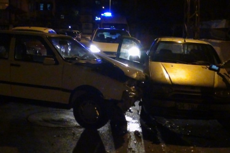 &Ccedil;orum'da iki otomobil &ccedil;arpıştı: 1 yaralı