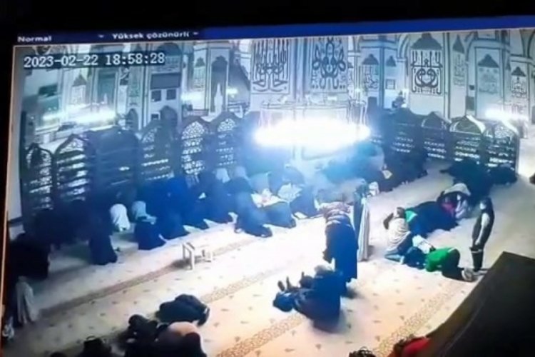 Bursa'da Tarihi Ulucami'de namaz kılar gibi yapıp hırsızlık yaptılar