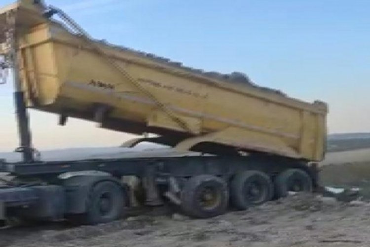 Araziye ka&ccedil;ak hafriyat d&ouml;kt&uuml;, kendisini uyaranları tehdit etti!