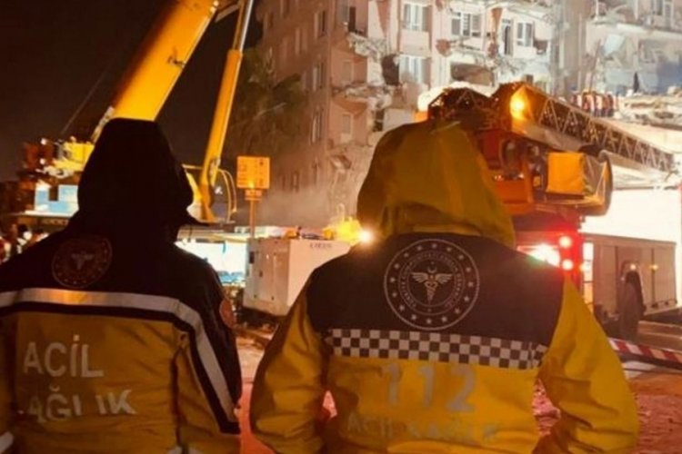 112 ekipleri deprem b&ouml;lgesindeki dehşeti anlattı!