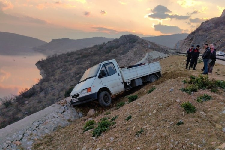 Bursa'da kontrolden &ccedil;ıkan kamyonet, baraj yamacına d&uuml;şt&uuml;