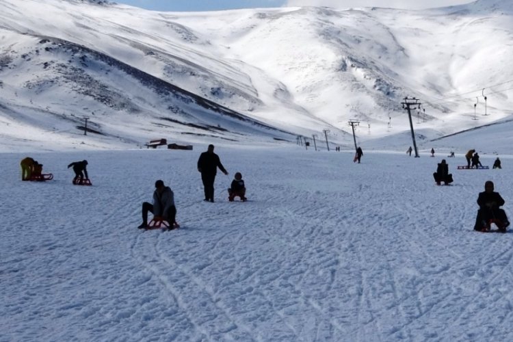 Depremzede &ccedil;ocuklar bir g&uuml;nl&uuml;ğ&uuml;ne de olsa depremi unuttu