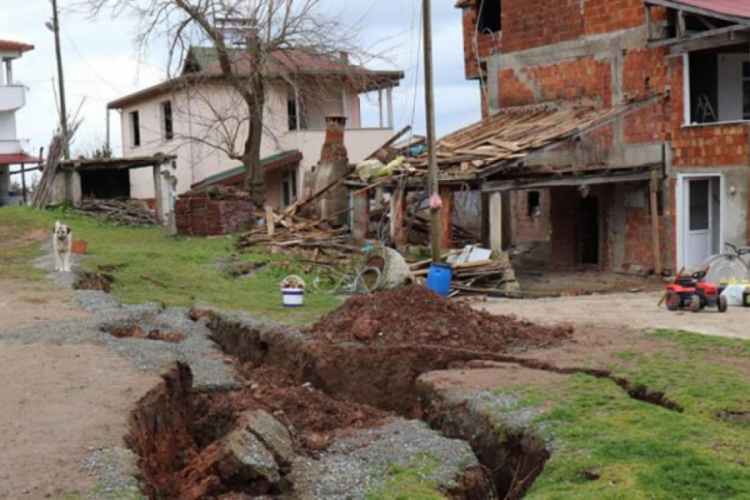 Ordu'da kar suları heyelanlara neden oldu, yarıklar oluştu