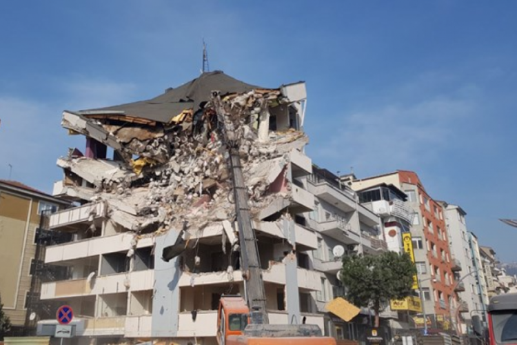 Kocaeli'nde 1999 depreminde zarar g&ouml;ren bina 24 yıl sonra yıkılıyor
