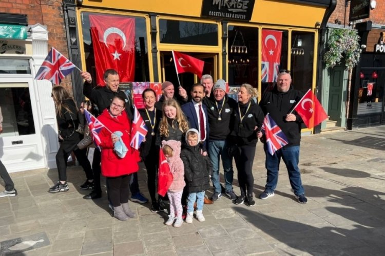 Şanlıurfalı iş adamı İngiltere'de depremzedeler i&ccedil;in yardım kampanyası başlattı