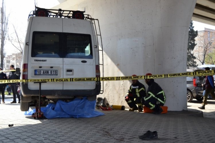 Manisa'da minib&uuml;s motosiklete &ccedil;arptı: 1 &ouml;l&uuml;
