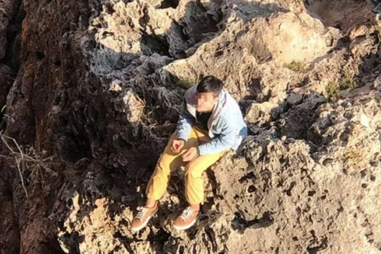 Falezlerde mahsur kalan depremzedenin yardımına ekipler koştu