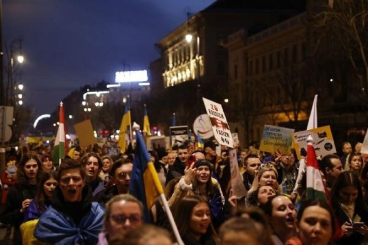 Fransa'da Rusya, Ukrayna savaşı protesto edildi