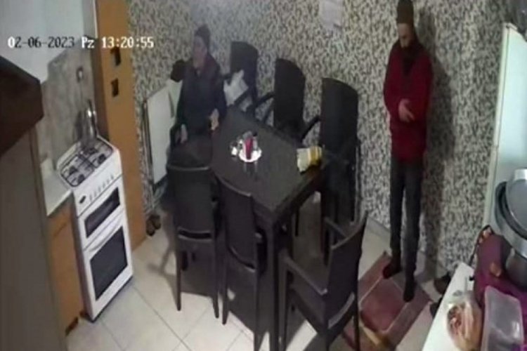 Kayseri'de namaz kılan adam depreme b&ouml;yle yakalandı