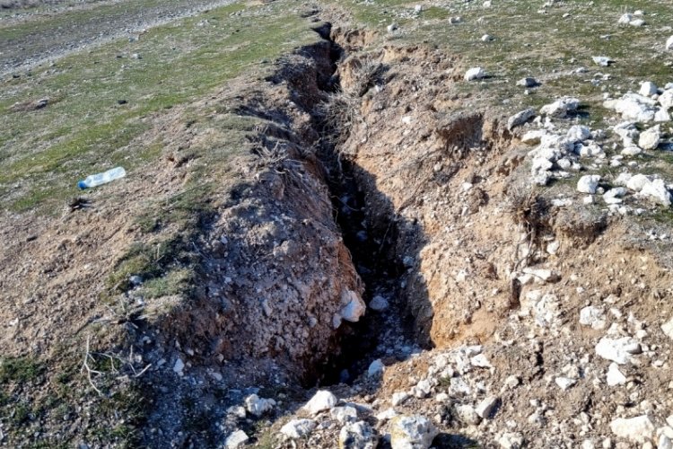 Niğde ve Konya depreminde Aksaray'da yol ve araziler yarıldı
