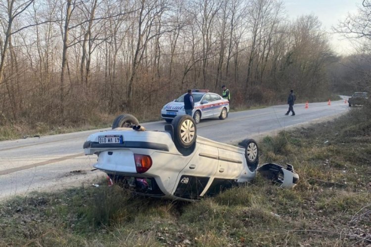 Sakarya'da kontrolden &ccedil;ıkan ara&ccedil; takla attı: 3 yaralı