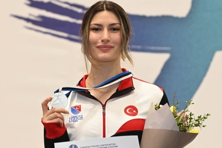 Milli eskrimci Nisanur Erbil, Tallinn'de g&uuml;m&uuml;ş madalya kazandı