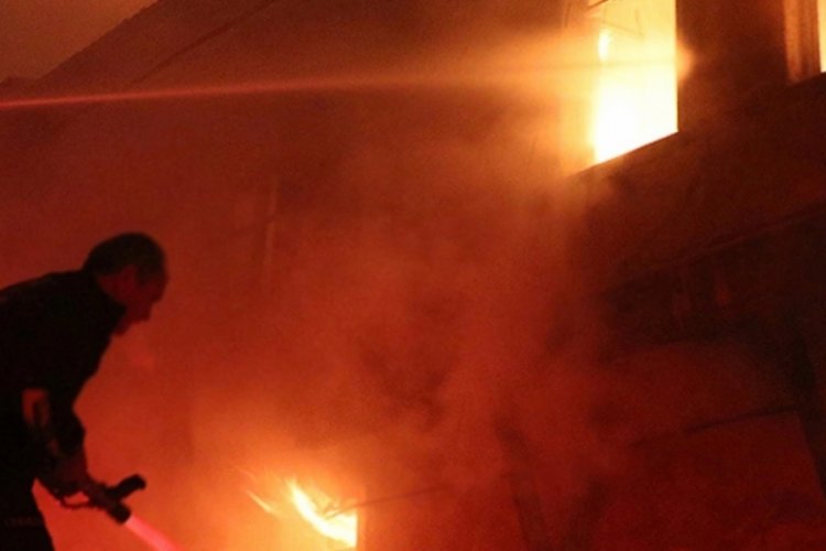 Ankara'da 3 katlı ev k&uuml;l oldu