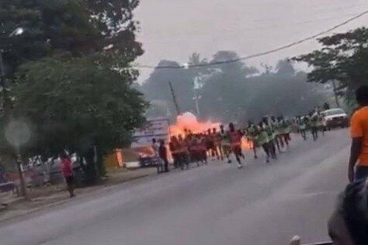 Kamerun'da dağ y&uuml;r&uuml;y&uuml;ş&uuml;nde bombalı saldırı: &Ccedil;ok sayıda yaralı var