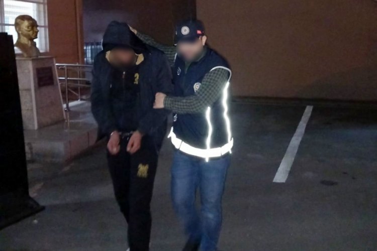 Kocaeli'de durdurulan ara&ccedil;tan 8 ka&ccedil;ak g&ouml;&ccedil;men &ccedil;ıktı: 2 g&ouml;zaltı